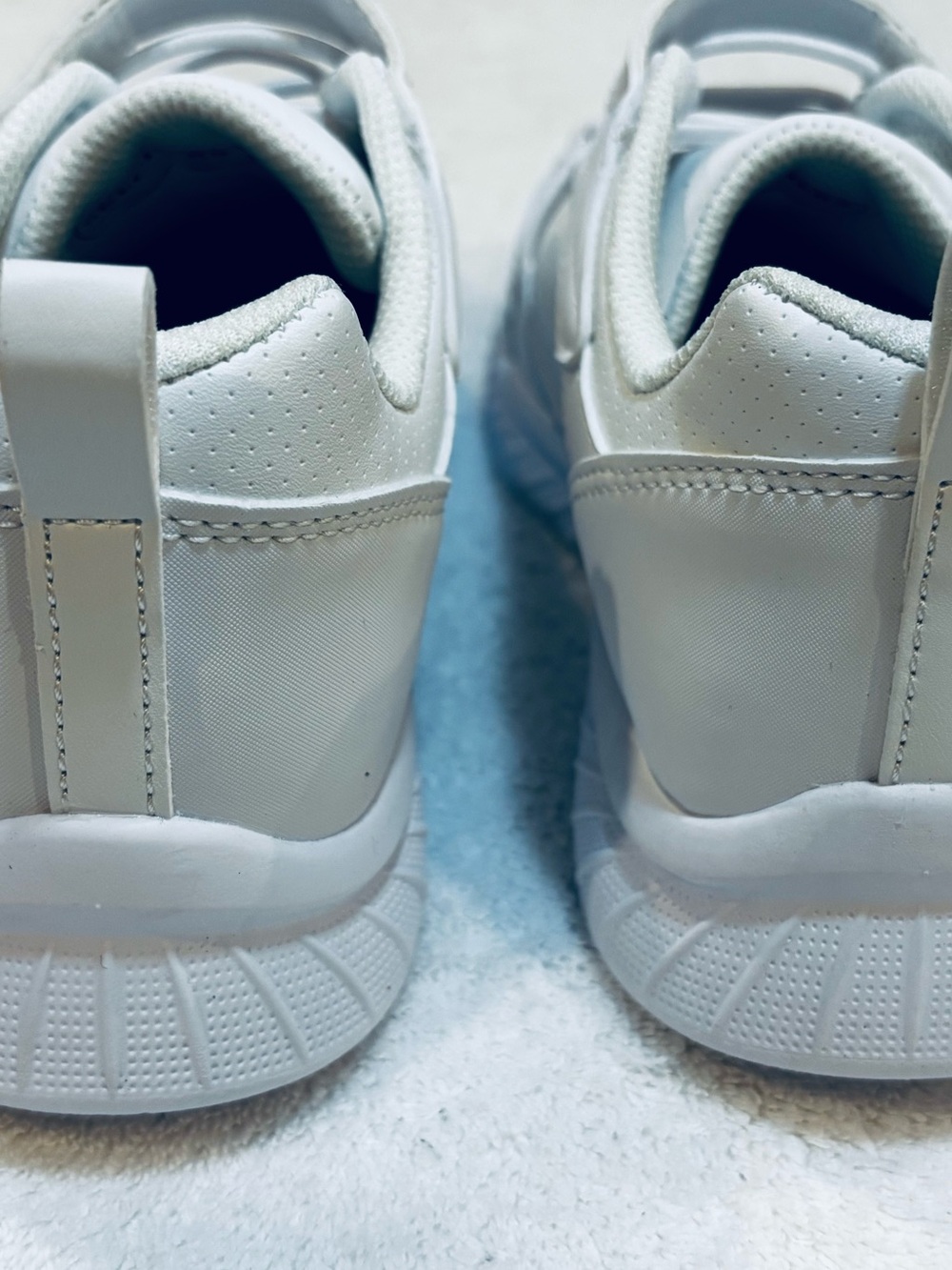 Brand New Pure White Slip-in Girl’s Skechers - Size 4 - Box 81 - Picture 4 of 5